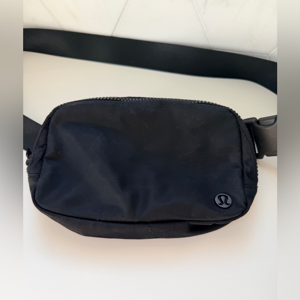 lululemon athletica black belt bag